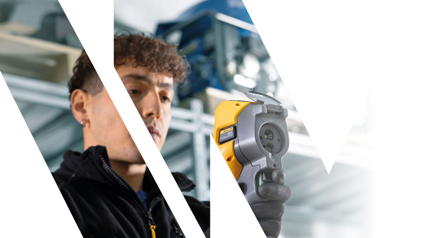 Dipendente RAME controlla parametri di sistemi antiallagamento e impianti di sollevamento acque