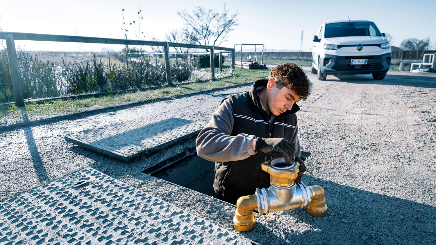 Dipendente RAME dentro ad un tombino mentre lavora con impianti di sollevamento acque