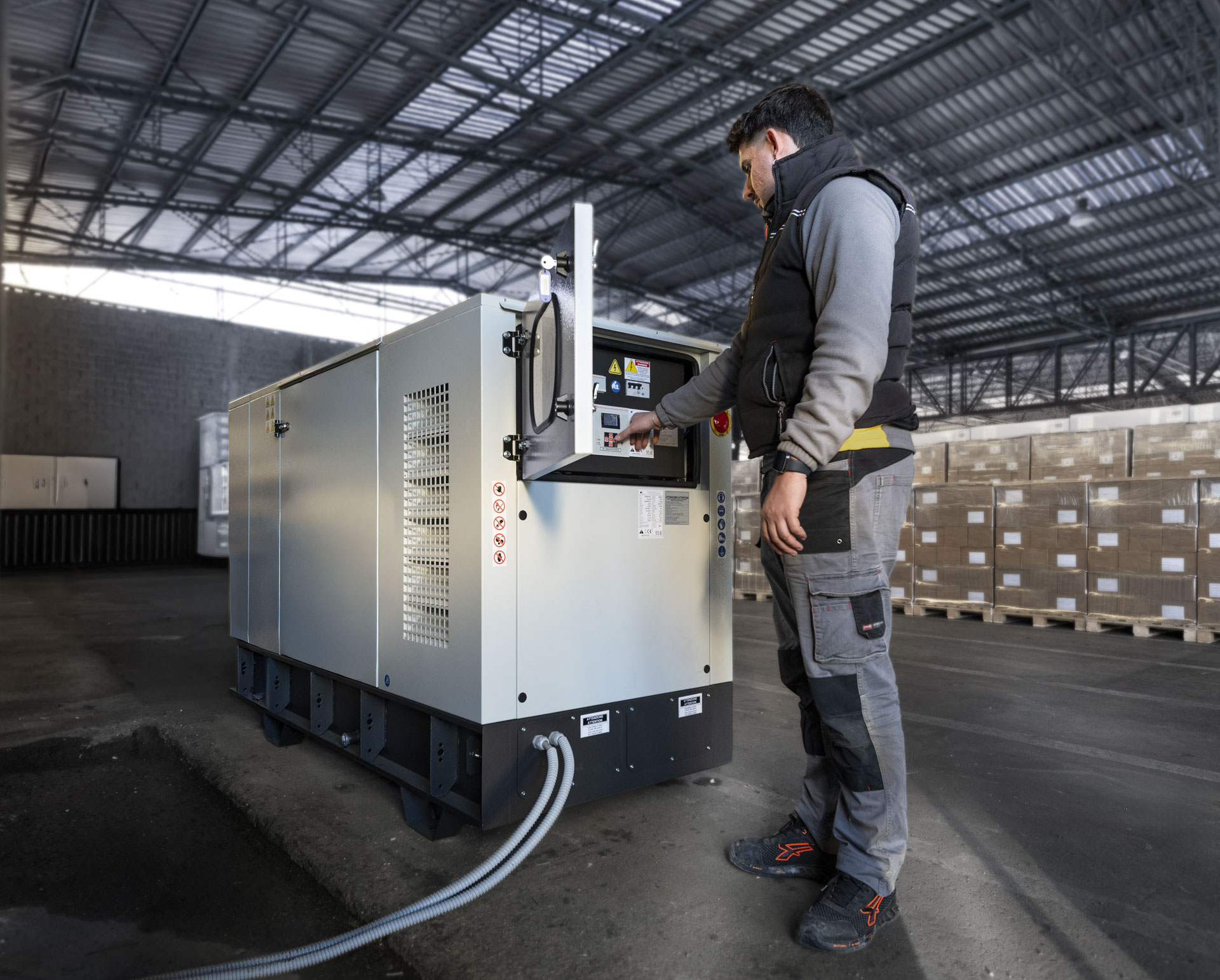 Sistemi antiallagamento RAME: tecnico RAME lavora su un impianto