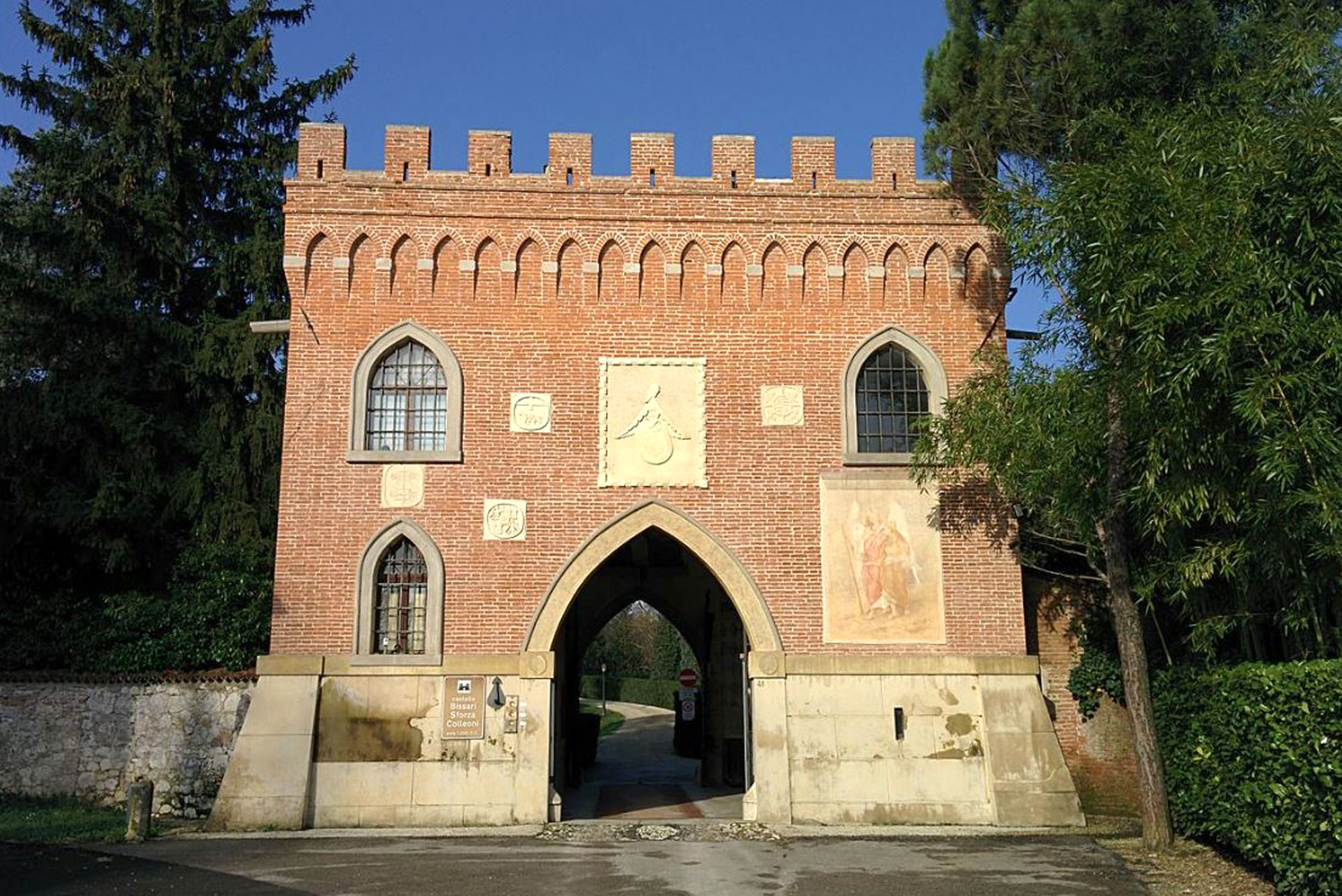 Facciata del Castello Bissari Sforza Colleoni, Costabissara (VI)